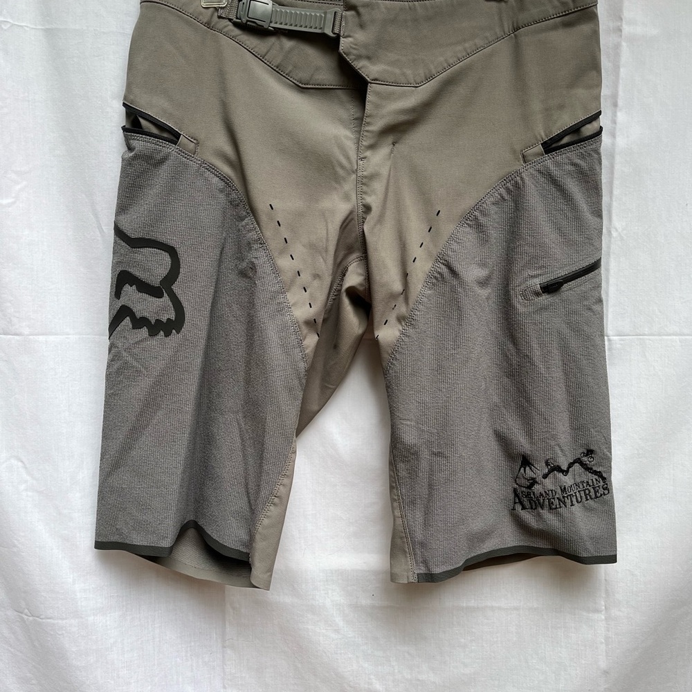 Fox brand men’s bike shorts. Like new condition. Size 34